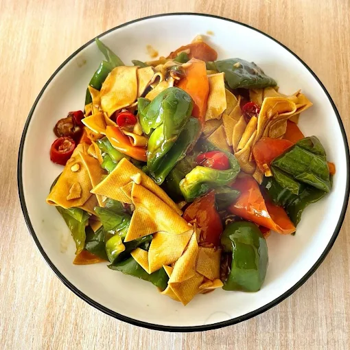 Colorful vegetable stir-fry